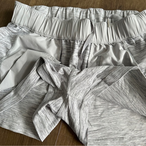 Lululemon On The Fly Short 2.5" Wee Are From Space / Alpine White - Size 8 - Picture 7 of 9